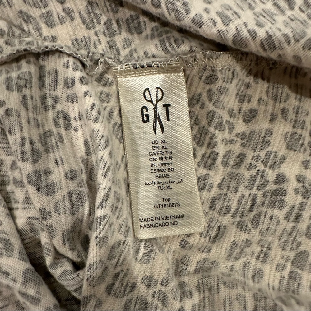 Good Threads Leopard Print V-Neck T-Shirt - Picture 3 of 3
